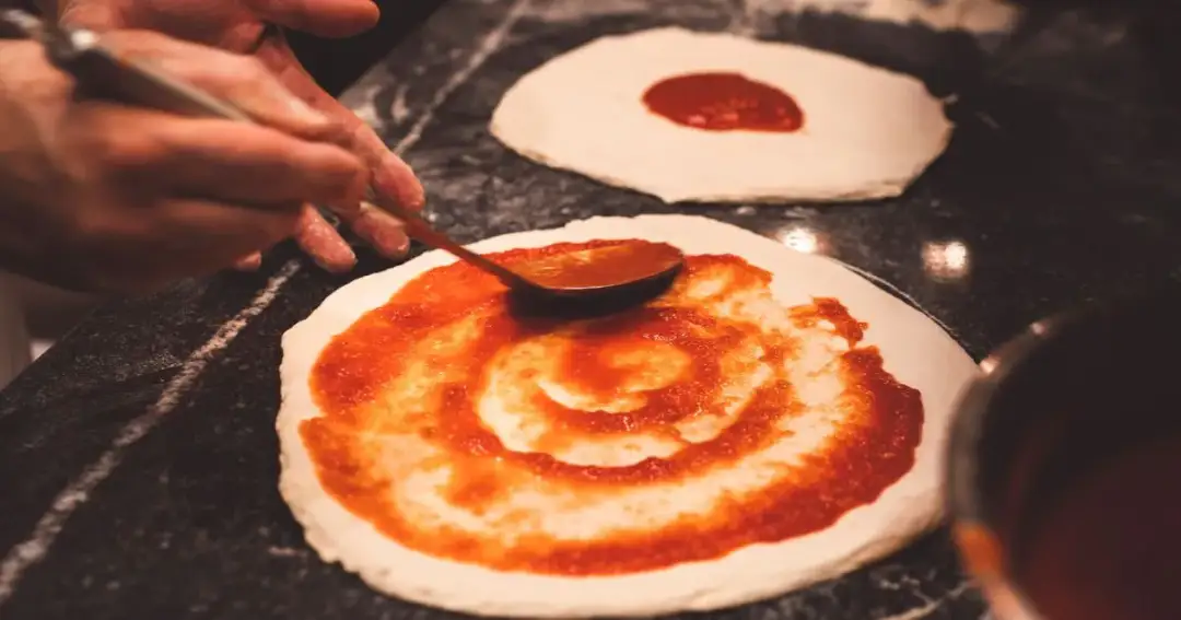 Jak przygotować sos do pizzy jak z pizzerii – sekrety smaku idealnego