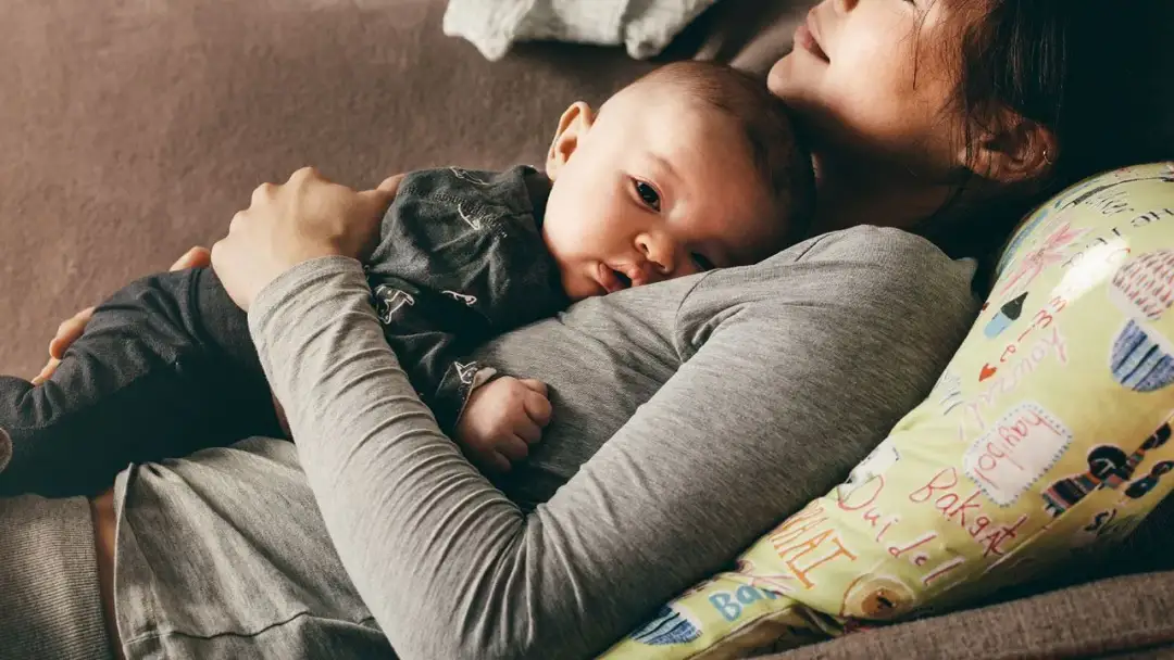 Jakie zapomogi dla samotnej matki - pełna lista świadczeń i zasiłków w Polsce