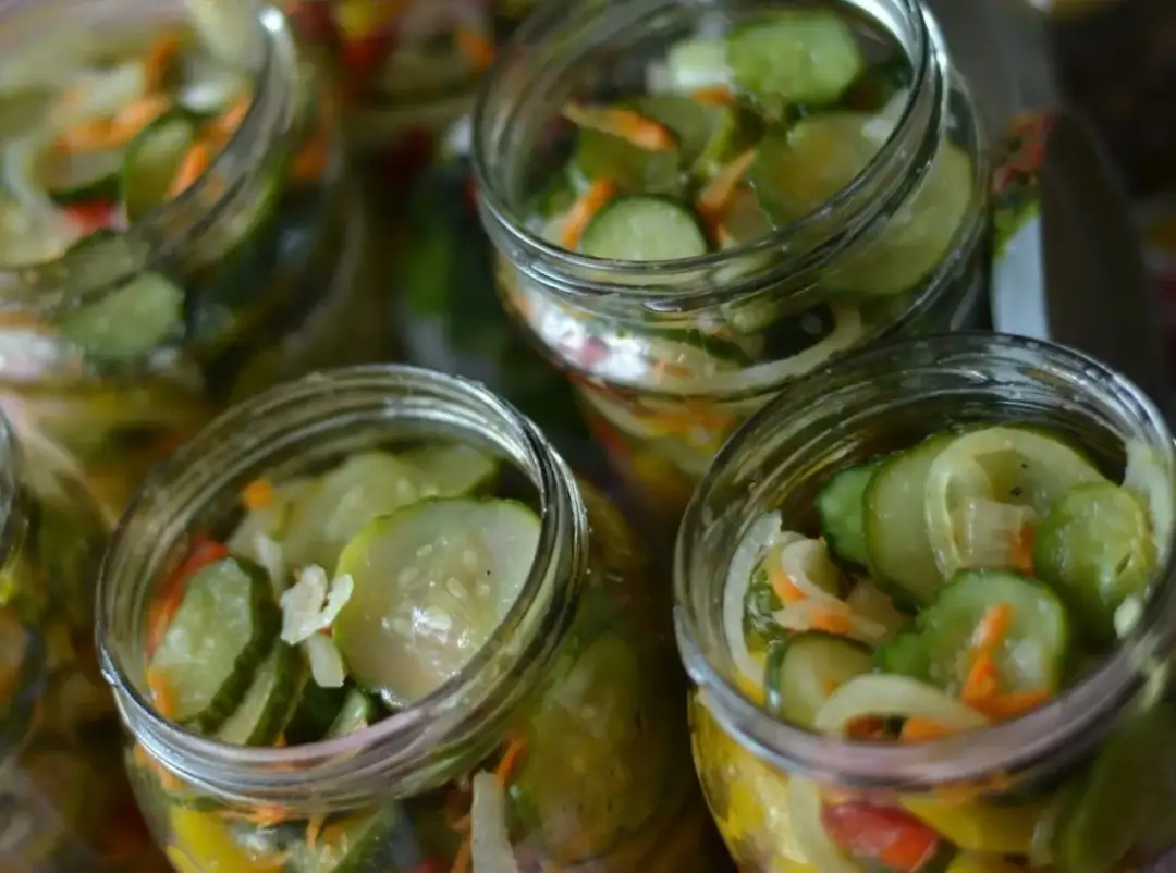 Jak zrobić sałatkę szwedzką z ogórków - prosty przepis na smaczne danie