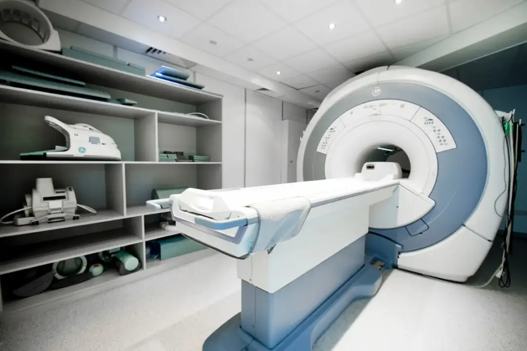 Rezonans magnetyczny z hybrydami: Bezpieczeństwo i zalecenia