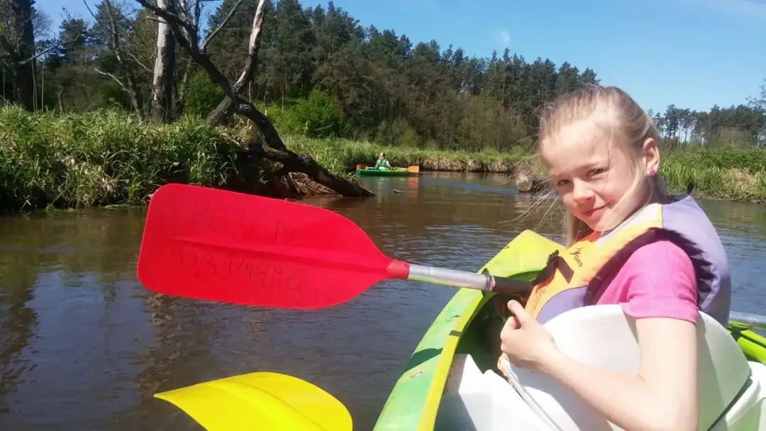 Bezpieczne kajakarstwo: zasady, przygotowanie i jak unikać zagrożeń