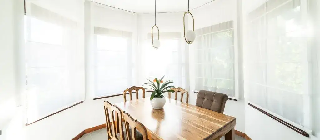 Firany do wykuszu: styl, wybór i jak wkomponować w aranżację wnętrza?