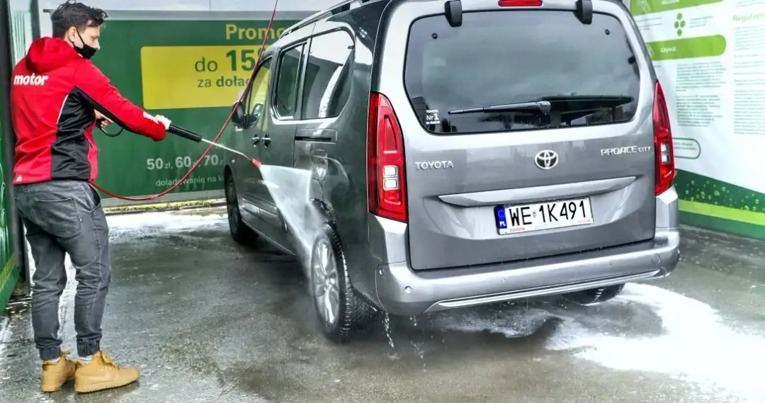 Ile trwa mycie samochodu na myjni? Sprawdź, co wpływa na czas!