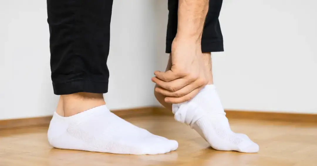 W czym moczyć białe skarpetki? Domowe triki na śnieżną biel