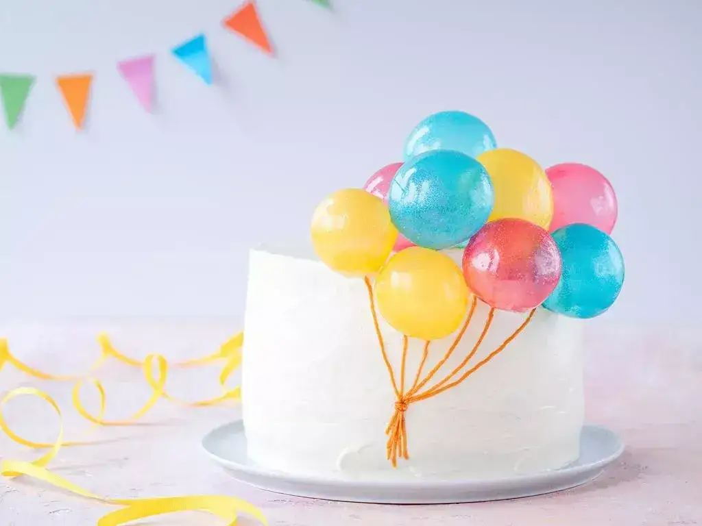 Jak ładnie udekorować tort - proste metody na zachwycającą dekorację