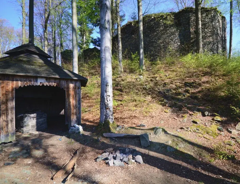 Zamek Szczerba: Ruiny górskiej twierdzy na ziemi kłodzkiej