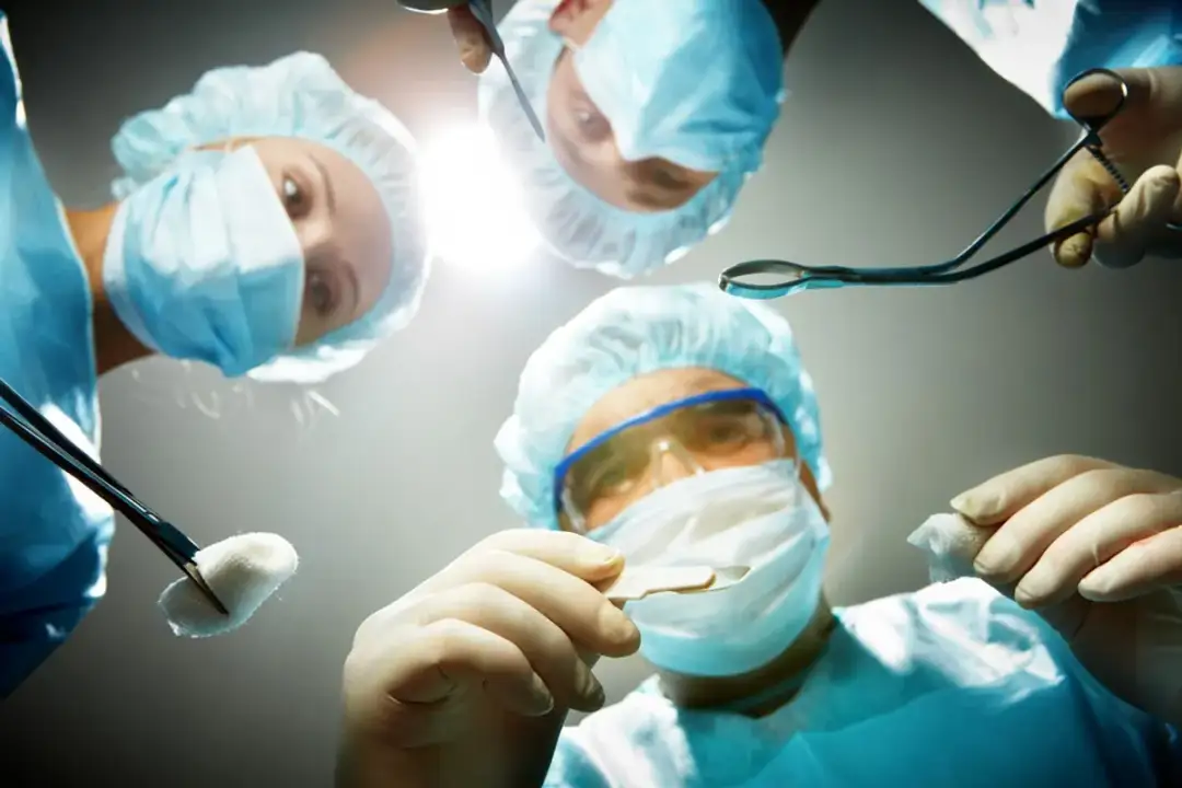 Chirurg: 13 lat drogi do zawodu w Polsce. Czy jesteś gotów?