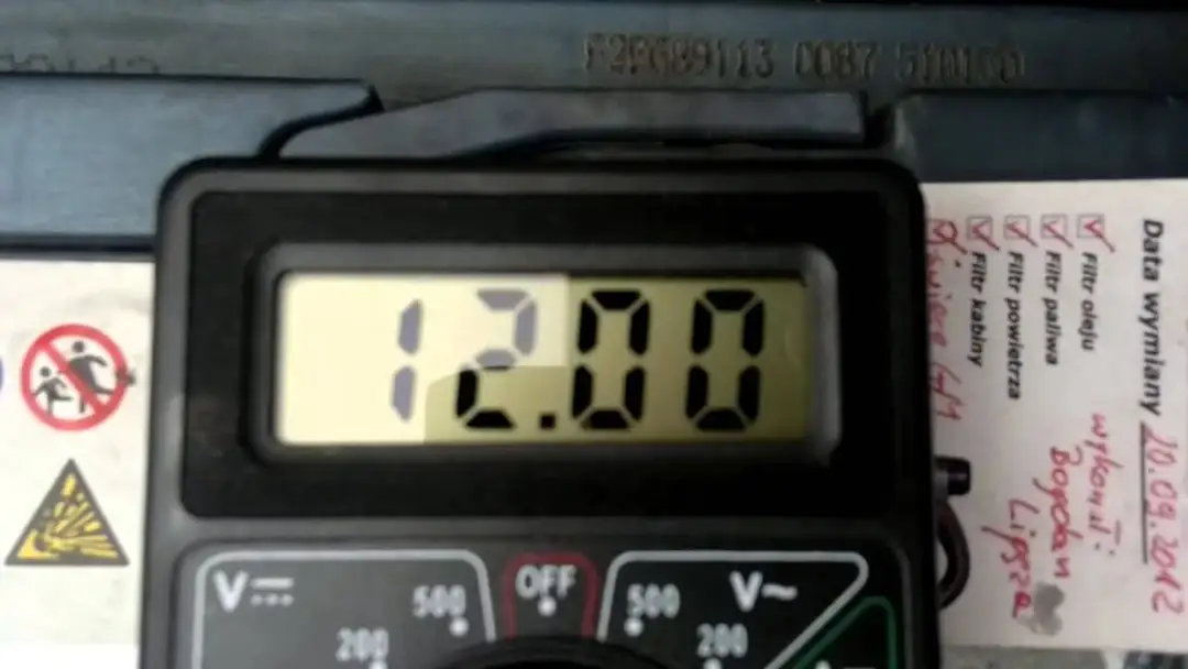 Jak sprawdzić akumulator amperomierzem i uniknąć problemów z rozładowaniem