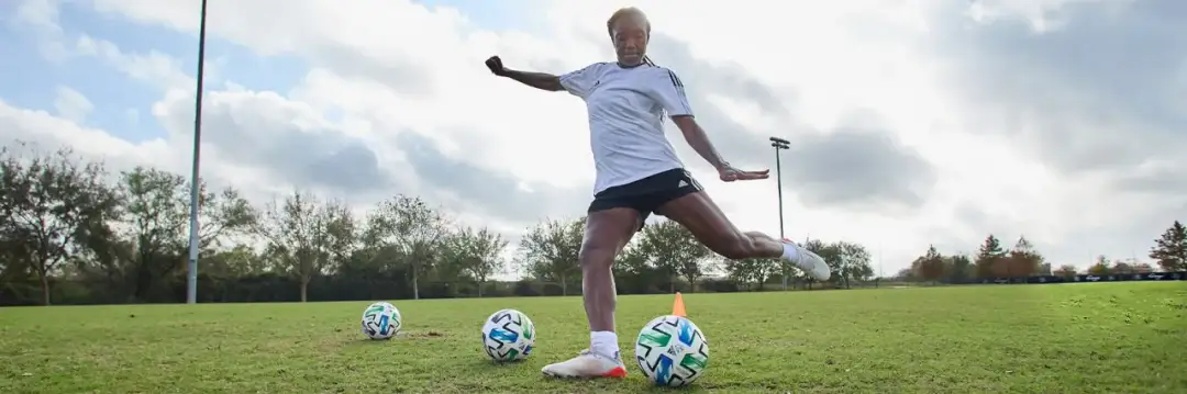 Jak uderzać piłkę, aby strzelać celnie i z dużą mocą