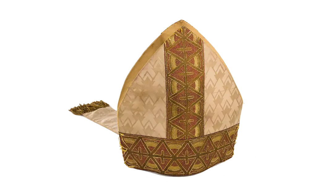 Czapka papieża? Poznaj piuskę, mitrę, tiarę i camauro!