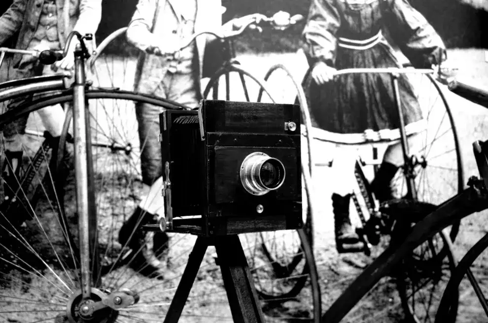 Kto wynalazł pierwszy aparat fotograficzny i jak zmienił świat?