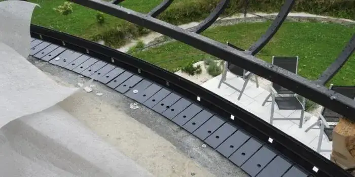 Skuteczne odprowadzanie wody z balkonu: metody i techniki