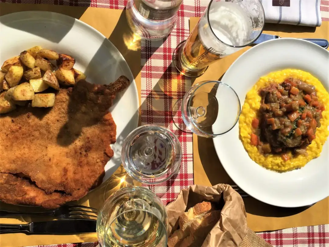 Pyszny obiad w Mediolanie: panierowany kotlet z ziemniakami i risotto z mięsem. Idealne miejsce, gdzie zjeść w Mediolanie.