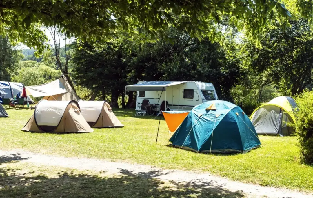 Pola Namiotowe w Kołobrzegu: Najlepsze miejsca na namiot