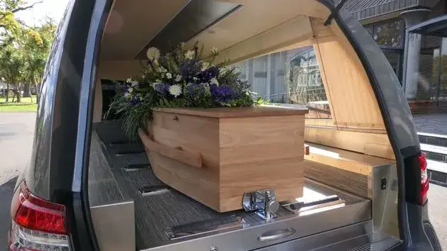 Ile kosztuje kremacja zwłok w Anglii? Zaskakujące ceny i opcje