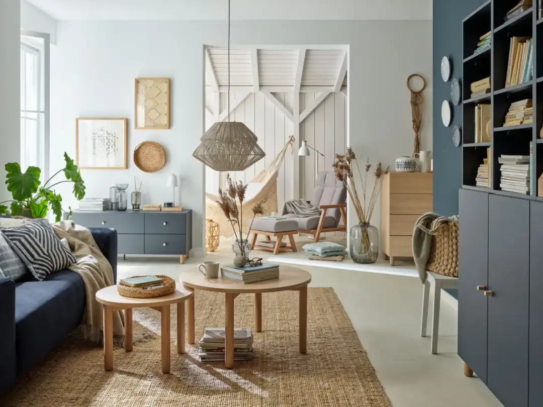 Duża pusta ściana w salonie? Zmień ją w atut! Pomysły i porady