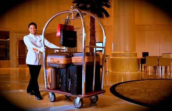 Czy wychodząc z hotelu zostawia się klucz? Sprawdź zasady i uniknij kosztów