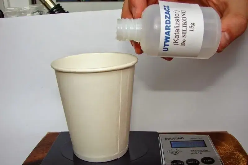 Jak prawidłowo wykonać formę z silikonu do odlewów: kompletny poradnik