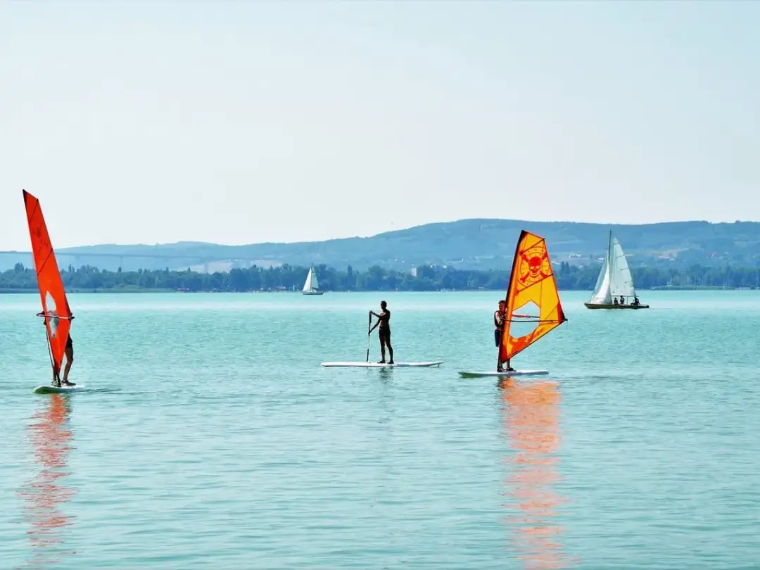 Jezioro Żarnowieckie: tajemnice, atrakcje i rekreacja w sercu Pomorza