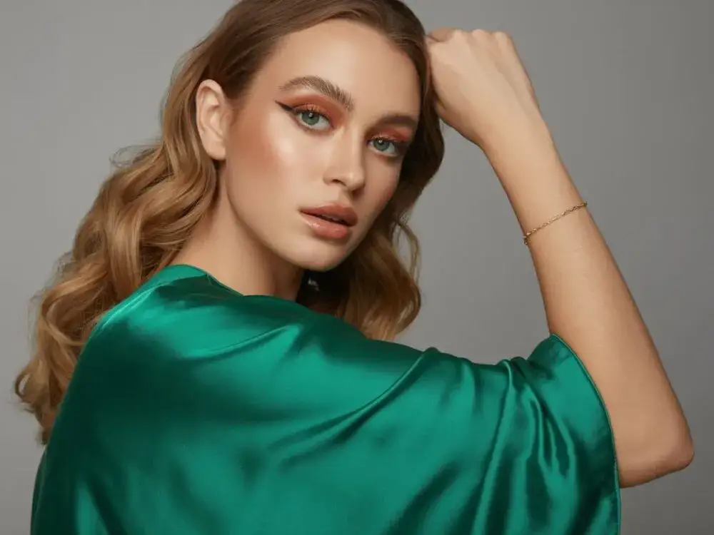 Zielona sukienka: Makijaż idealny? Dobierz do odcienia i urody!