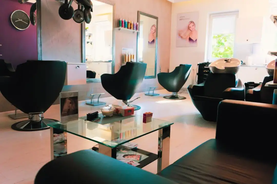 Ile się płaci za wynajem stanowiska fryzjerskiego? Sprawdź ceny!