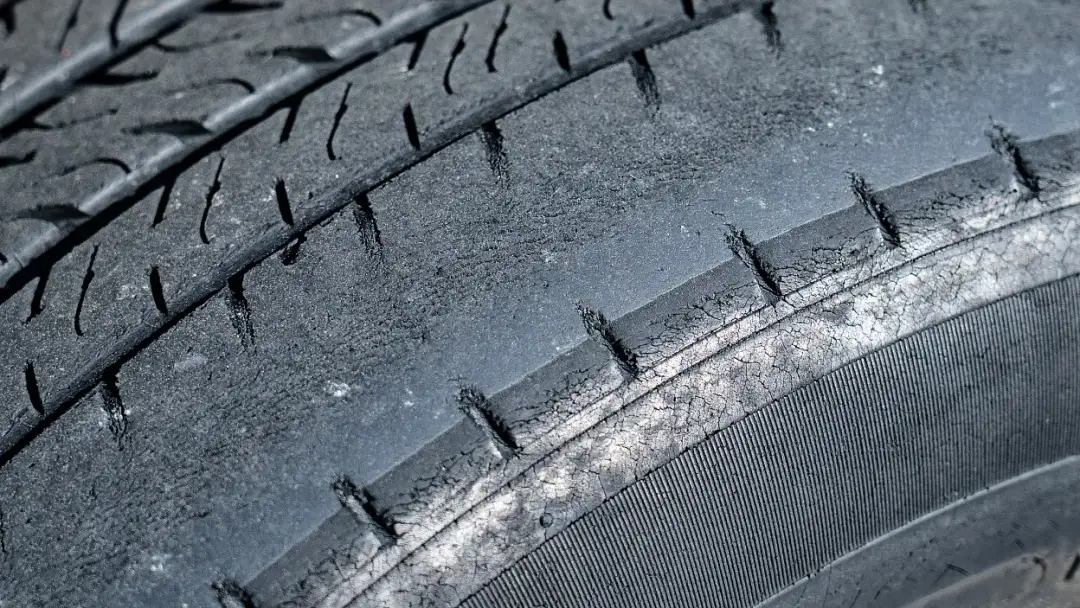Jak rozpoznać oponę zimową i uniknąć niebezpieczeństwa na drodze