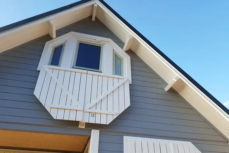 Jak skutecznie malować drewno na zewnątrz na biało - porady i techniki