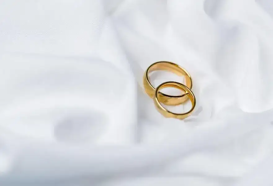 Obrączka płaska czy półokrągła - która lepsza dla Twojego stylu?