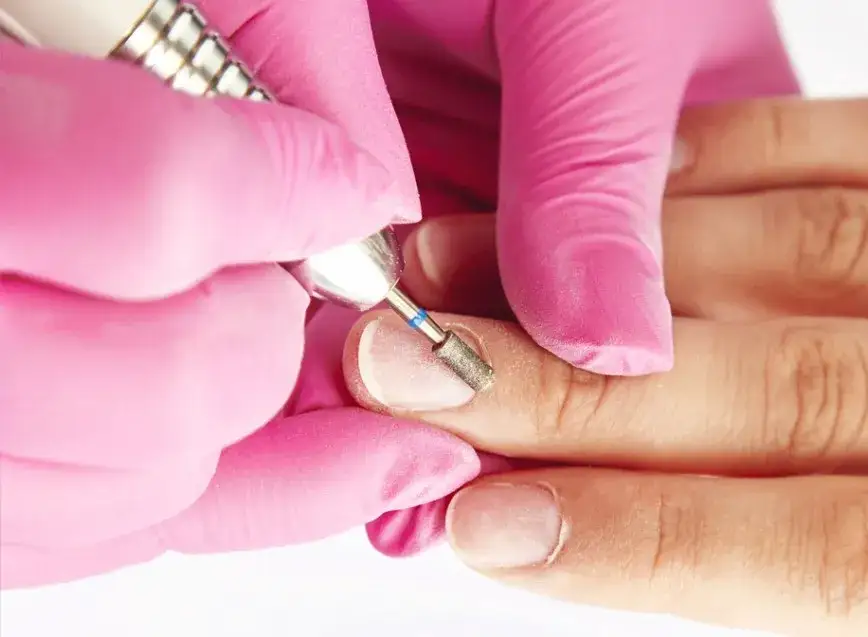 Jak bezpiecznie ściągnąć hybrydę frezarką bez uszkodzeń paznokci – krok po kroku