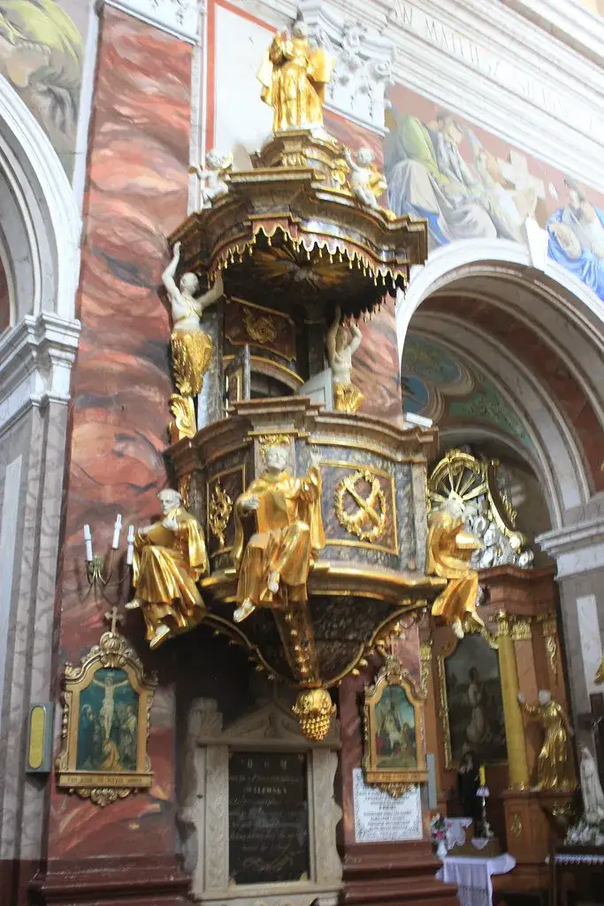 Co to jest ambona w kościele? Definicja, funkcja i znaczenie w liturgii