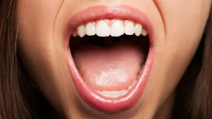 Zapalenie jamy ustnej: objawy. Rozpoznaj i wiedz, kiedy do lekarza!