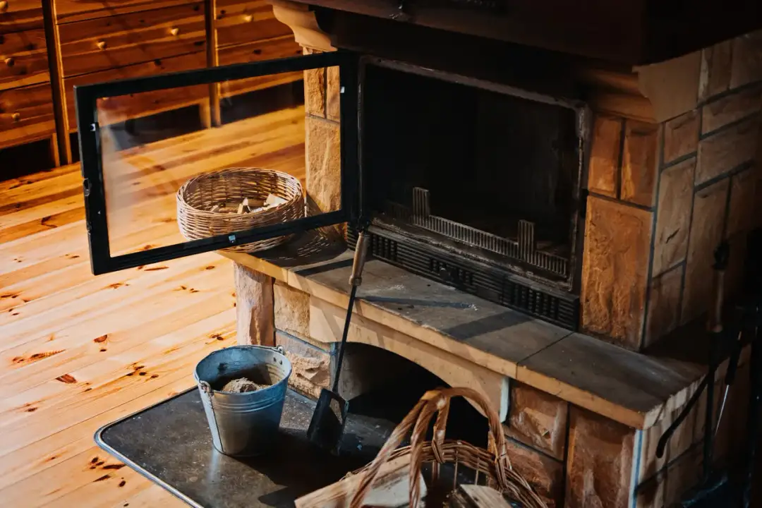 Jak wyczyścić kominek z piaskowca? Skuteczny poradnik krok po kroku