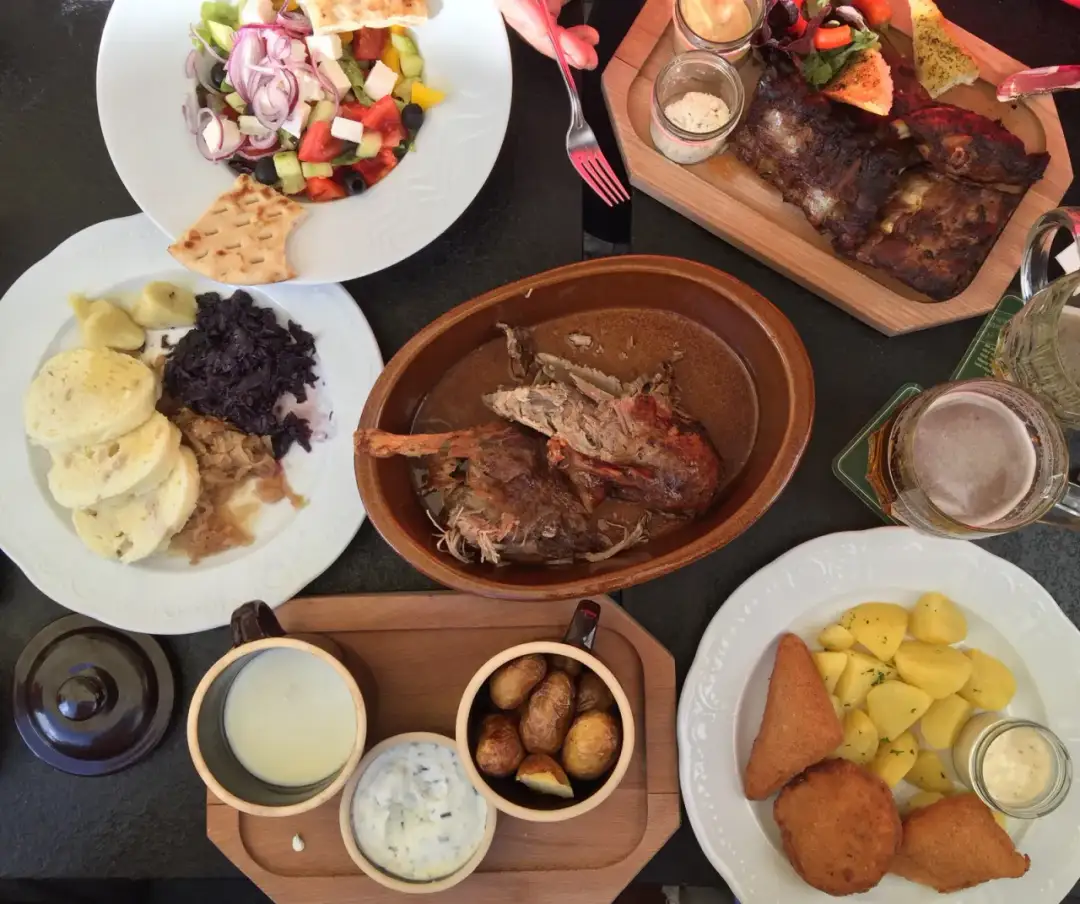 Gdzie zjeść w Pradze? Odkryj ukryte skarby kulinarne miasta