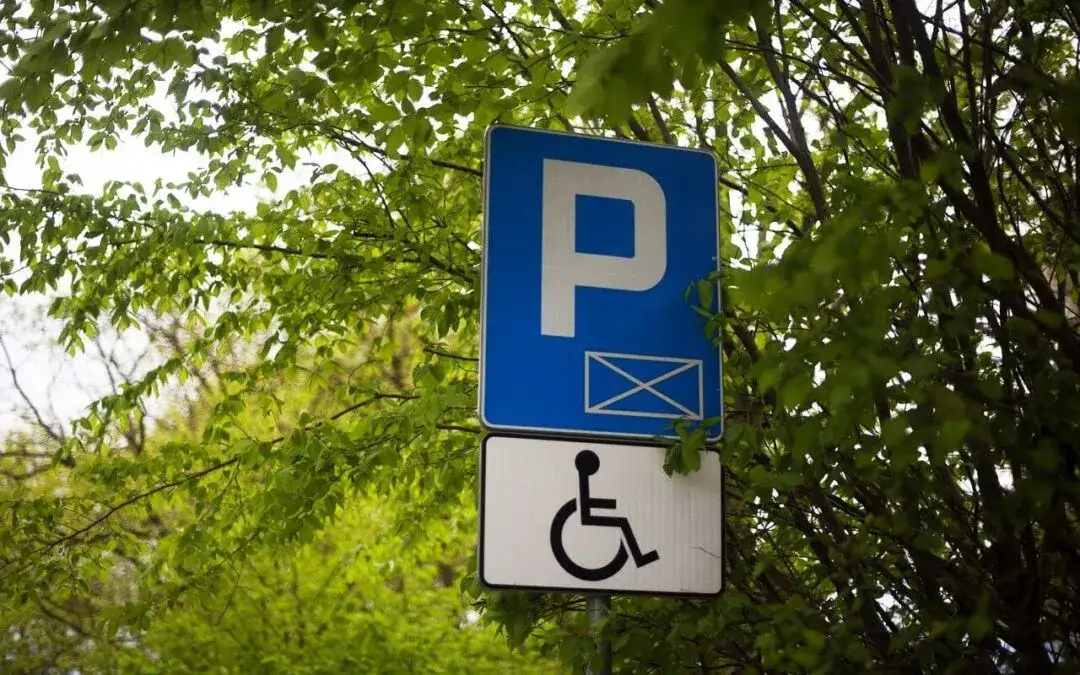 Kto może parkować na miejscu dla niepełnosprawnych? Sprawdź zasady i kary