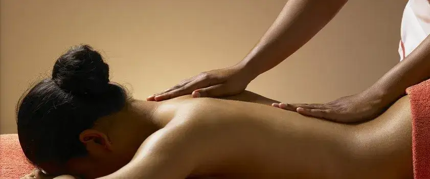 Profesjonalny masaż dla kobiety w domu - sprawdzone techniki relaksacji