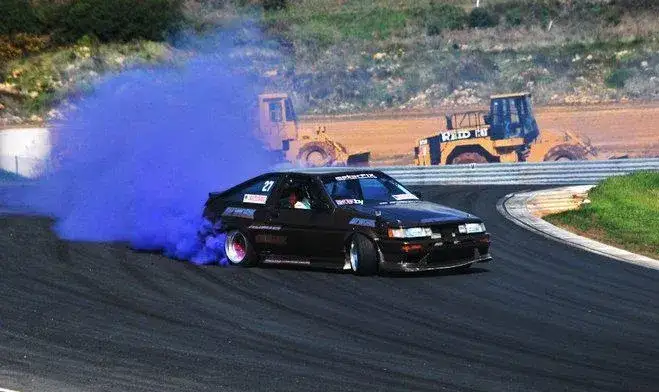 Jak zrobić kolorowy dym z opon - bezpieczne metody i porady
