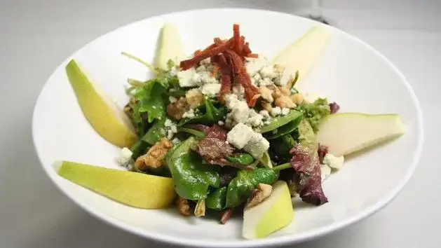 Idealne sałatki do gęsi pieczonej, które zachwycą Twoich gości