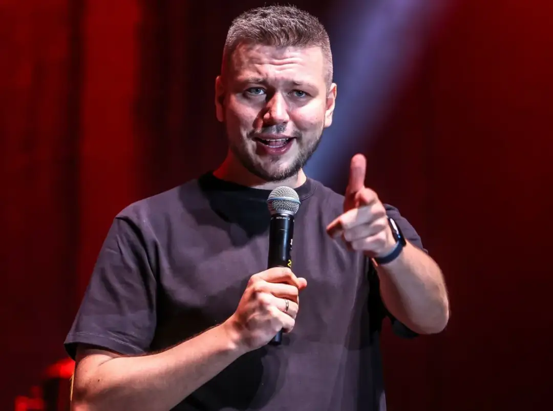 Kiedy Mateusz Socha zadebiutował na scenie? Odkryj jego początki