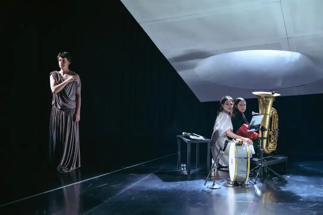 Ile trwa spektakl Antygona? Czas przedstawienia w różnych teatrach