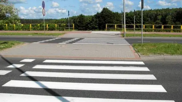 Zatrzymanie przed przejściem dla pieszych wykroczenie i jego konsekwencje