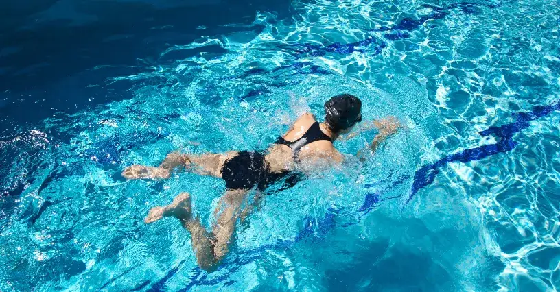 Jakie mięśnie pracują w żabce? Odkryj biomechanikę i korzyści!