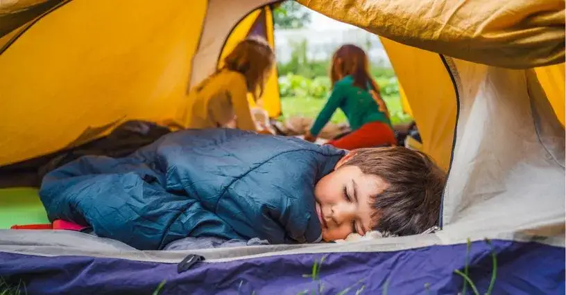 Śpiwory: Jakie modele oferują najlepszą jakość i komfort snu w terenie?