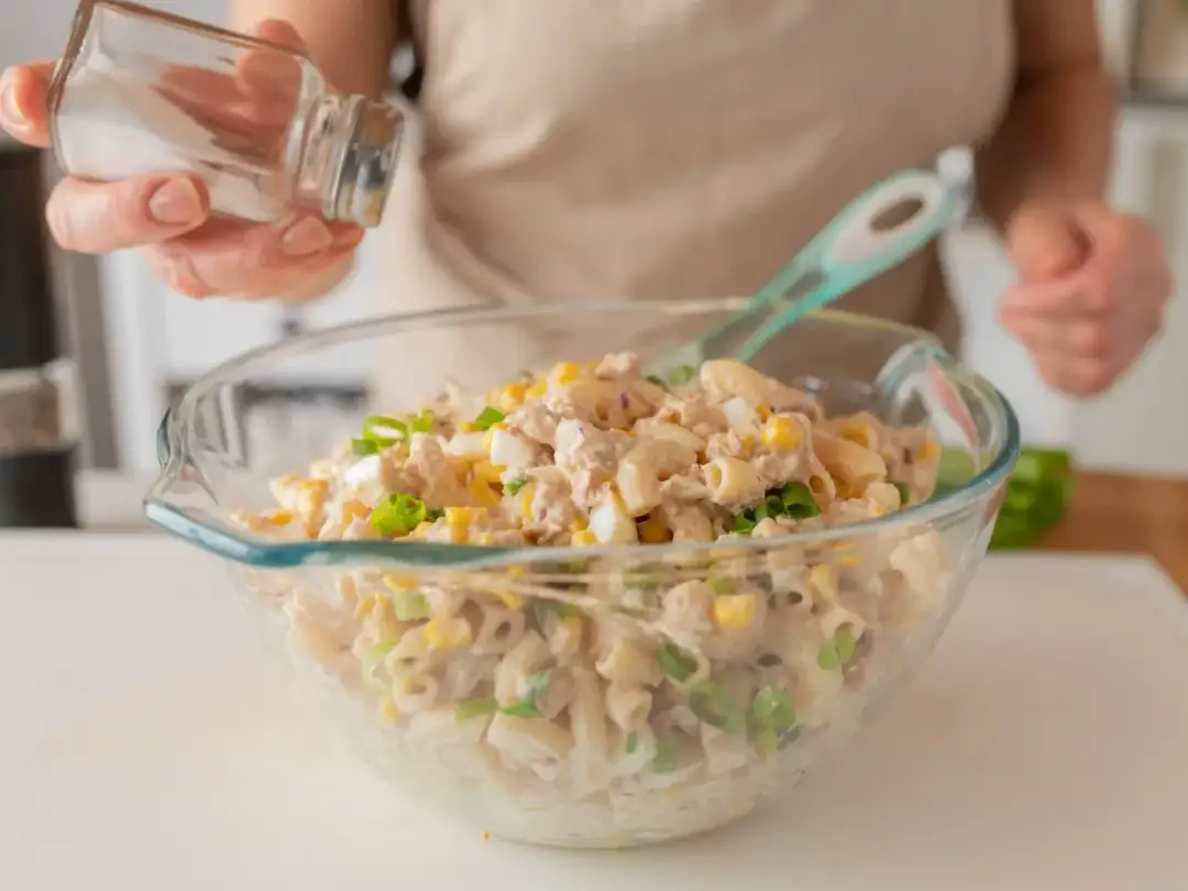 Szybka i prosta sałatka z tuńczyka z puszki, którą pokochasz