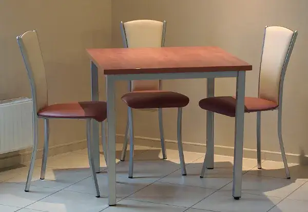 Jakie krzesła do kuchni wybrać, by uniknąć błędów w aranżacji?