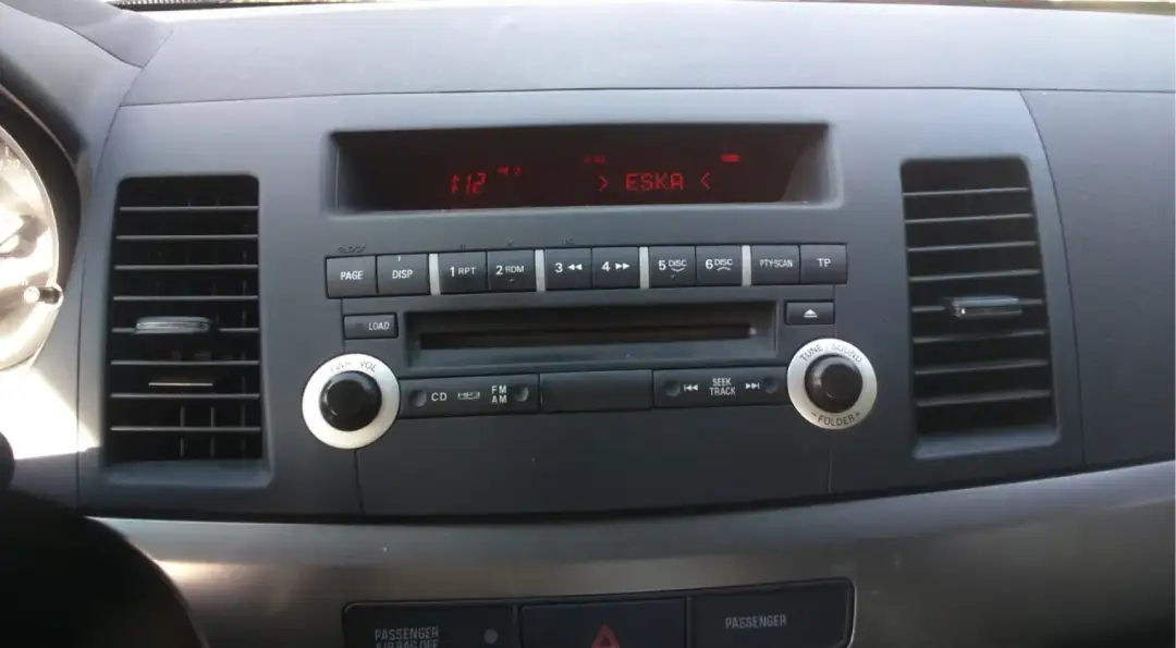 Jak podłączyć pendrive do radia samochodowego bez USB - proste metody