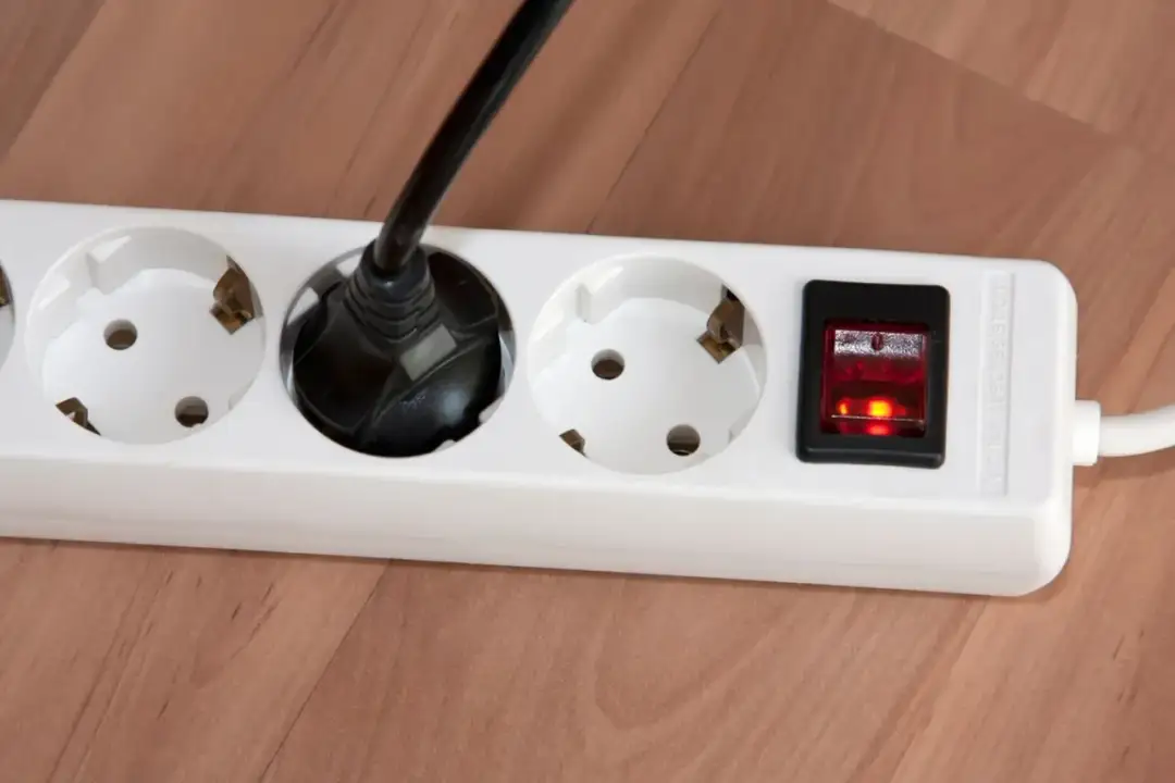 Listwa zasilająca: Jak wybrać, by chronić sprzęt i uniknąć pożaru?