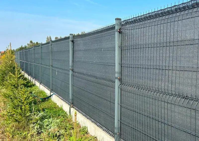 Jaką odległość między słupkami ogrodzenia panelowego wybrać dla stabilności?