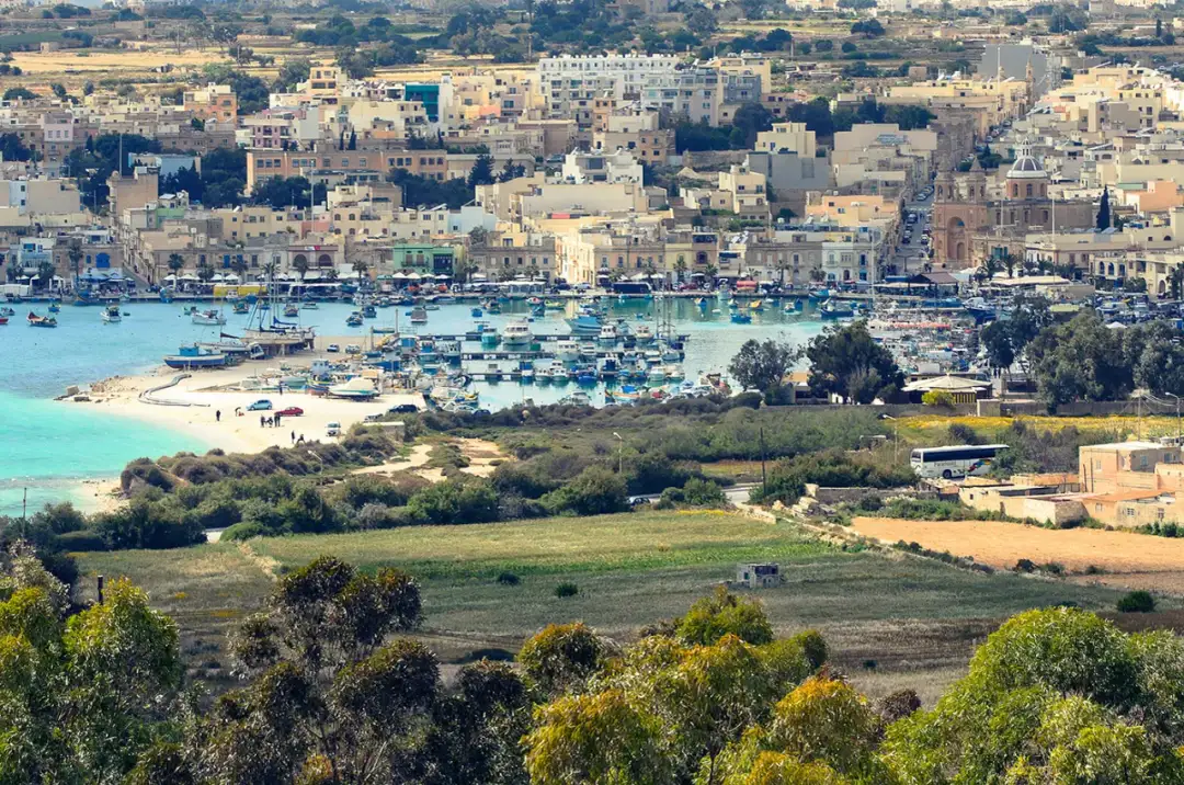Gdzie zjeść w Marsaxlokk? Odkryj najlepsze lokalne smaki