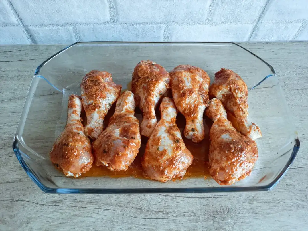 Jak piec pałki kurczaka? Czas, temperatura i chrupiąca skórka