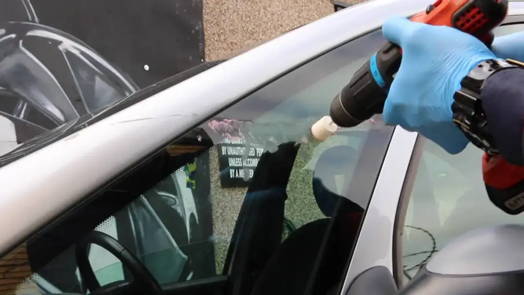 Jak skutecznie pozbyć się rys z szyby samochodu – proste i sprawdzone metody